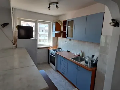 bucătărie modernă cu dulapuri apartament inchiriere Sector 6, București